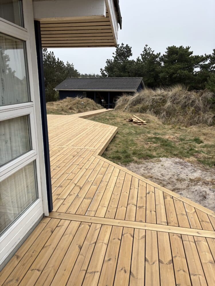 Her vises en ny opbygning af tr&aelig;terrasse i &Oslash;lgod, Varde og Skjern, opbygget af Myhre's T&oslash;mrer og Snedker